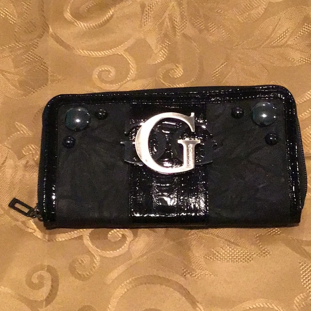 Final sale price❗️G by Guess patent accent wallet in excellent condition